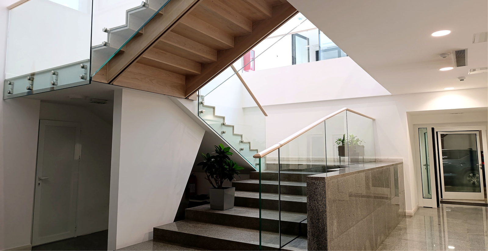 Stud-Fixed Glass Staircase